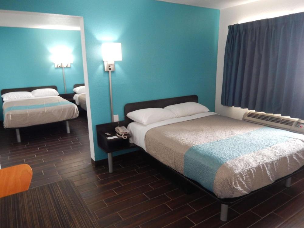 Deluxe Queen Room with Two Queen Beds interior