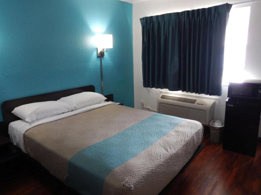 Deluxe Queen Room - Non-Smoking interior